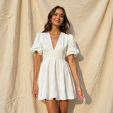 Nola – Elegante geborduurde bloemjurk voor vrouwen met verfijnde details en een romantisch silhouet, perfect voor lente- en zomerdagen.