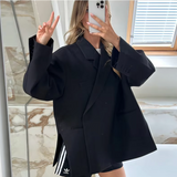 Mila oversized dames blazer met stijlvolle pasvorm, gemaakt van zachte en hoogwaardige stof – moderne, effortless look voor zowel casual als zakelijke outfits.