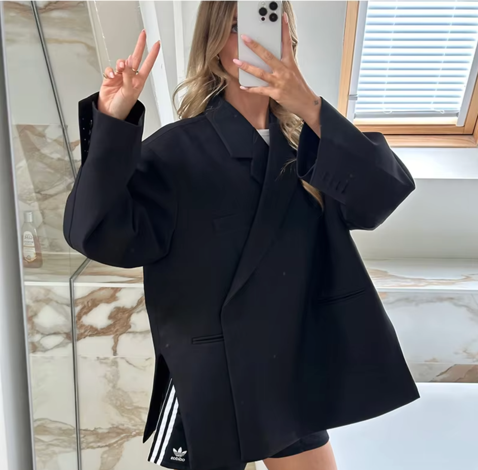 Mila oversized dames blazer met stijlvolle pasvorm, gemaakt van zachte en hoogwaardige stof – moderne, effortless look voor zowel casual als zakelijke outfits.