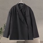 Mila oversized dames blazer met stijlvolle pasvorm, gemaakt van zachte en hoogwaardige stof – moderne, effortless look voor zowel casual als zakelijke outfits.