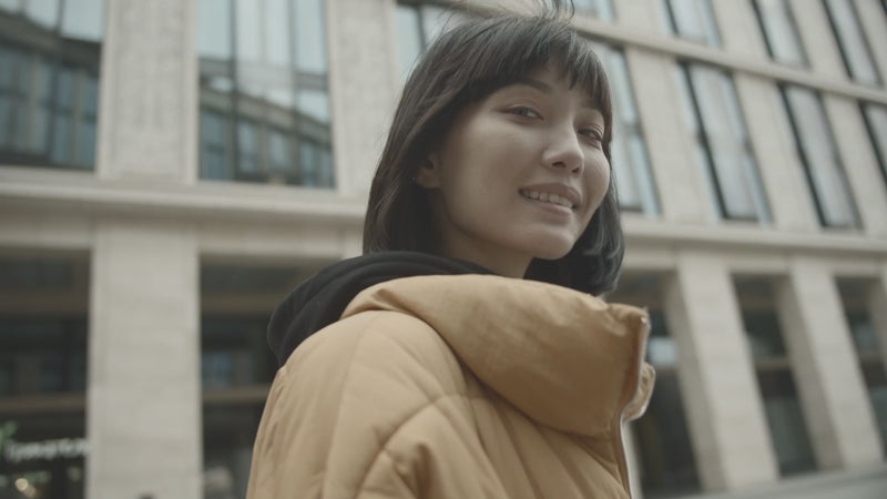 Modevideo van Jula-Amsterdam met stijlvolle vrouwelijke kleding – een zelfverzekerde vrouw in een elegante outfit loopt door de stad in zachte zonsondergang, fashion-forward en vrouwelijk.