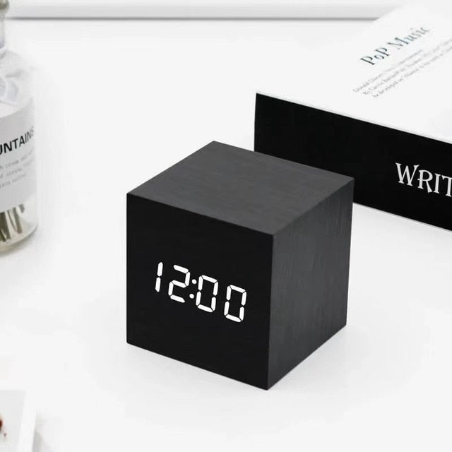CubeClock vierkante LED wekker – slimme functies, modern design en helder display voor eenvoudig gebruik en tijdbeheer.
