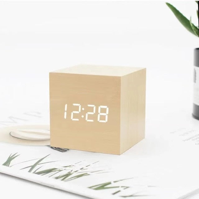 CubeClock vierkante LED wekker – slimme functies, modern design en helder display voor eenvoudig gebruik en tijdbeheer.