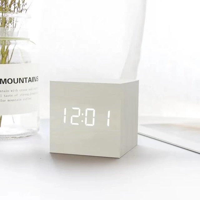 CubeClock vierkante LED wekker – slimme functies, modern design en helder display voor eenvoudig gebruik en tijdbeheer.