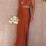Elegante Satijnen Maxi Jurk met Hoge Hals en Mouwloos Design