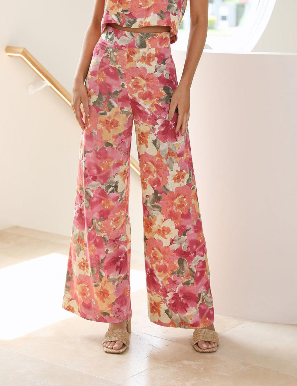 Wijde pantalon met bloemenprint van lichte, ademende stof met comfortabele pasvorm en speels, kleurrijk design.