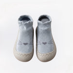 Cozy Step baby barefoot sokschoentjes – zachte, rekbare stof met antislipzool voor comfort, veiligheid en natuurlijke voetontwikkeling.