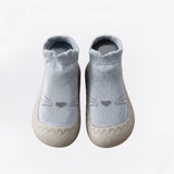 Cozy Step baby barefoot sokschoentjes – zachte, rekbare stof met antislipzool voor comfort, veiligheid en natuurlijke voetontwikkeling.