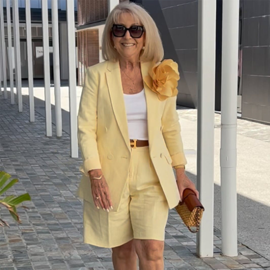 Tweedelige set – bloemenjas en korte broek voor een frisse, luchtige lentelook. Stijlvol, comfortabel en perfect voor het warmere seizoen.