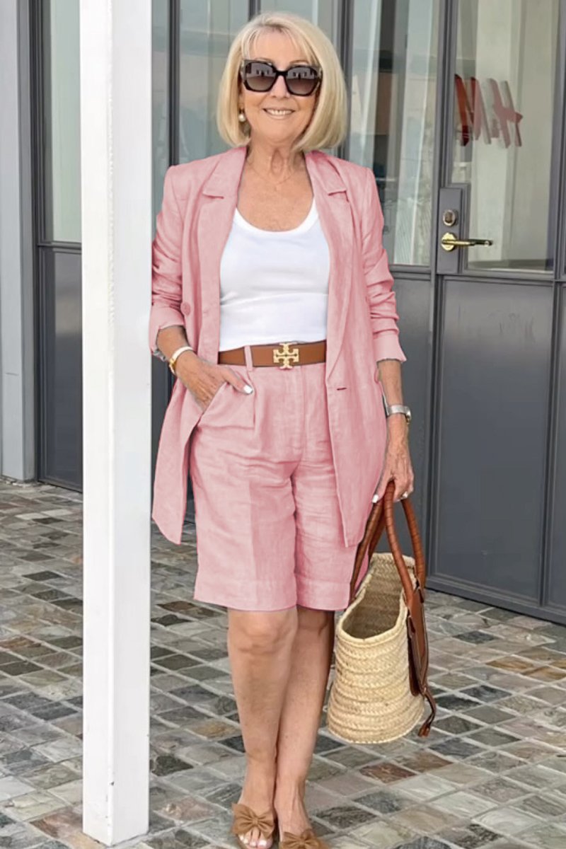 Tweedelige set – bloemenjas en korte broek voor een frisse, luchtige lentelook. Stijlvol, comfortabel en perfect voor het warmere seizoen.