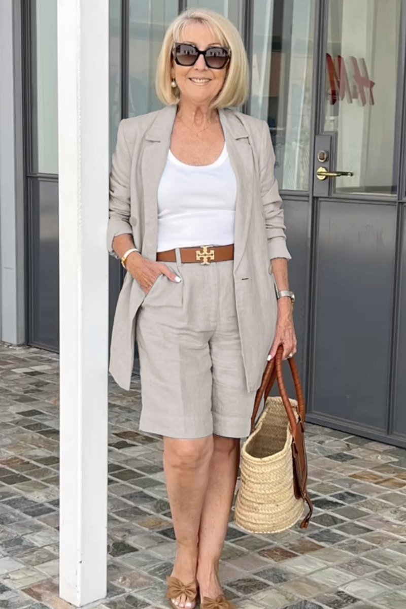 Tweedelige set – bloemenjas en korte broek voor een frisse, luchtige lentelook. Stijlvol, comfortabel en perfect voor het warmere seizoen.