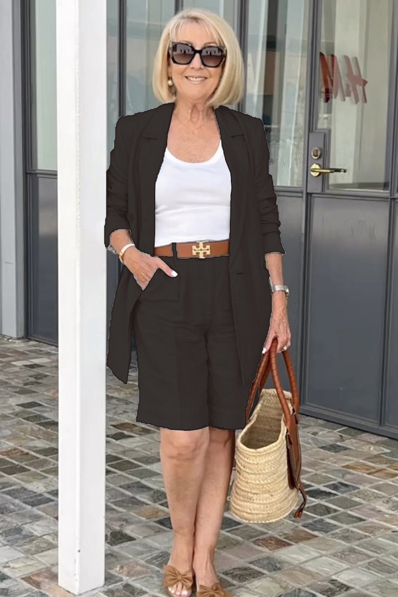 Tweedelige set – bloemenjas en korte broek voor een frisse, luchtige lentelook. Stijlvol, comfortabel en perfect voor het warmere seizoen.