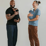 SnugNest draagshirt – innovatief unisex shirt dat ouder en baby dichtbij houdt, ergonomisch design van ademende stof voor comfort en bonding.