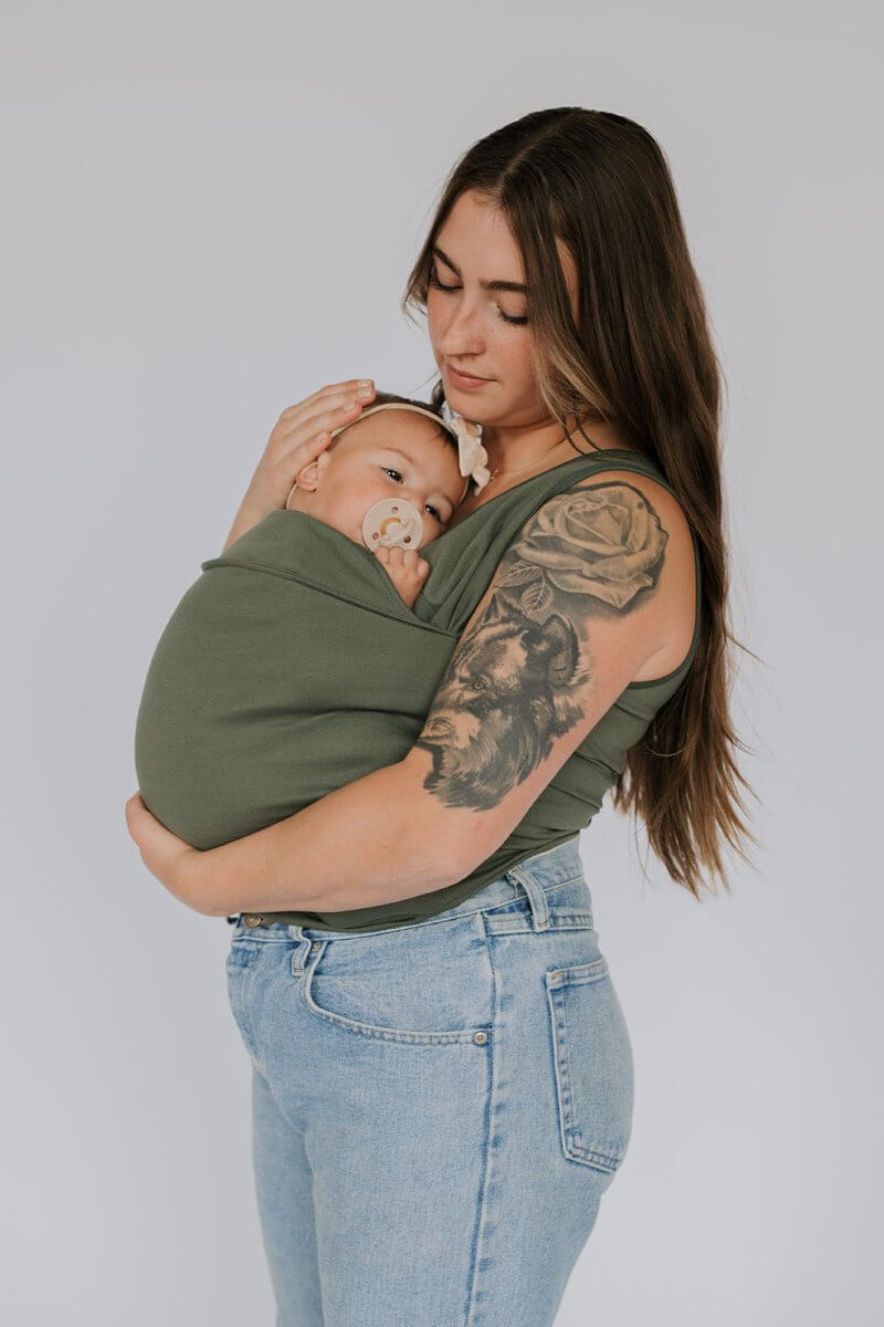 SnugNest draagshirt – innovatief unisex shirt dat ouder en baby dichtbij houdt, ergonomisch design van ademende stof voor comfort en bonding.