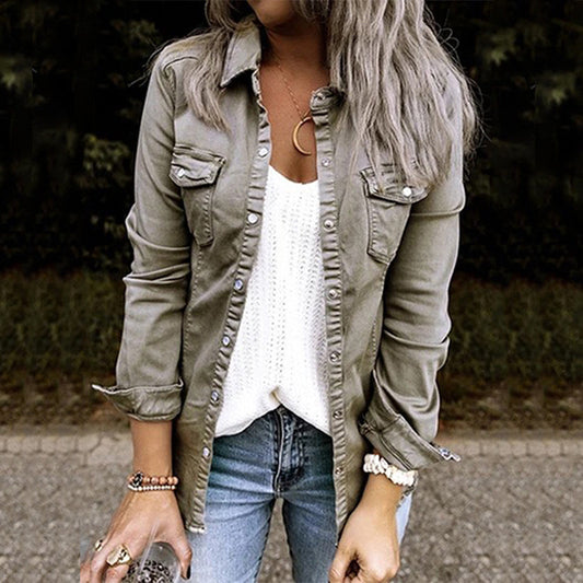 Lorena stijlvol spijkerjasje voor dames, met klassieke kraag, borstzakken en een moderne pasvorm – perfect voor casual en trendy looks.