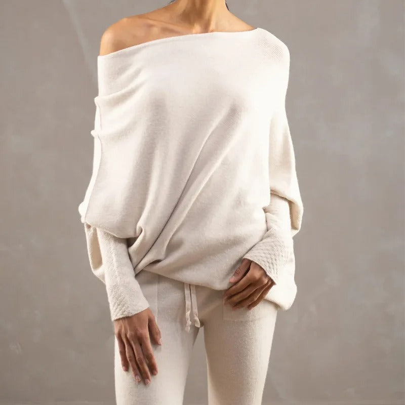 Elegante off-shoulder damestrui in een zachte stof, met lange mouwen en een flatterende pasvorm – ideaal voor een stijlvolle en vrouwelijke look.