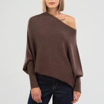 Elegante off-shoulder damestrui in een zachte stof, met lange mouwen en een flatterende pasvorm – ideaal voor een stijlvolle en vrouwelijke look.