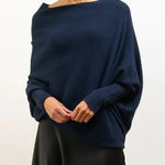 Elegante off-shoulder damestrui in een zachte stof, met lange mouwen en een flatterende pasvorm – ideaal voor een stijlvolle en vrouwelijke look.