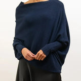 Elegante off-shoulder damestrui in een zachte stof, met lange mouwen en een flatterende pasvorm – ideaal voor een stijlvolle en vrouwelijke look.