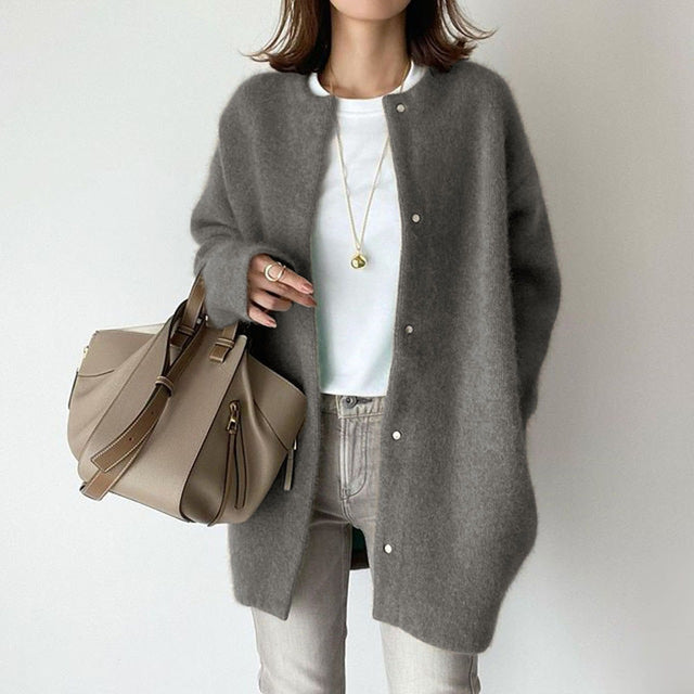 Esmee trendy damesvest – zachte en comfortabele cardigan met modern design, perfect voor casual outfits en stijlvolle laagjes.