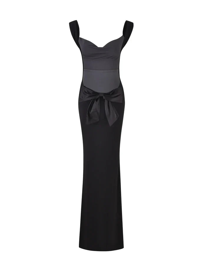 Satijnen zwarte maxi-jurk met open rug – Elegante en vloeiende pasvorm voor een verfijnde, chique uitstraling bij elke gelegenheid.