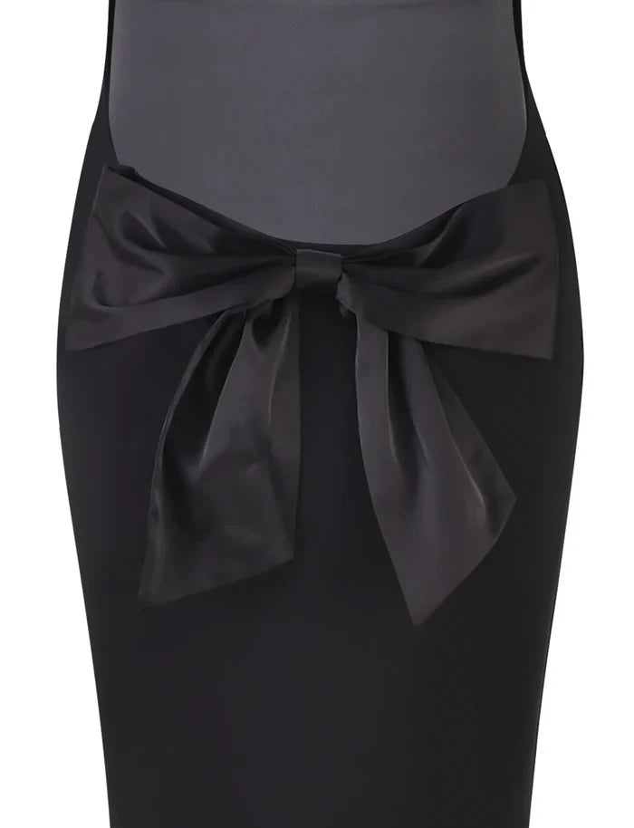 Satijnen zwarte maxi-jurk met open rug – Elegante en vloeiende pasvorm voor een verfijnde, chique uitstraling bij elke gelegenheid.